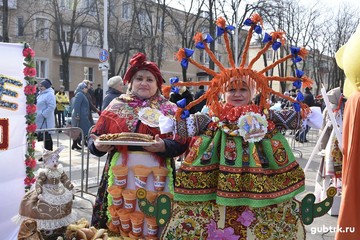 Встретили весну, как полагается: весело и сытно
