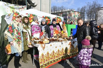 Встретили весну, как полагается: весело и сытно
