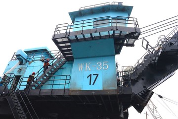 В карьере Лебединского ГОКа  собирают самый большой экскаватор комбината