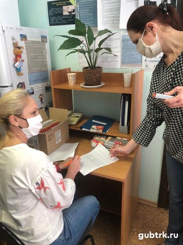 Лебединцам выдают витамины на предприятии