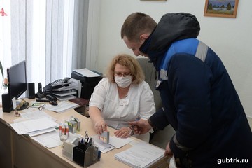 Лебединцам выдают витамины на предприятии