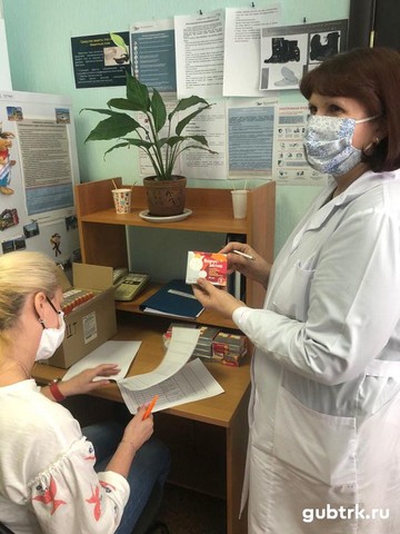 Лебединцам выдают витамины на предприятии