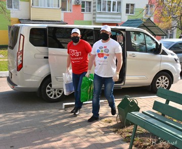 Волонтёры Лебединского ГОКа помогают пожилым губкинцам сохранять режим самоизоляции