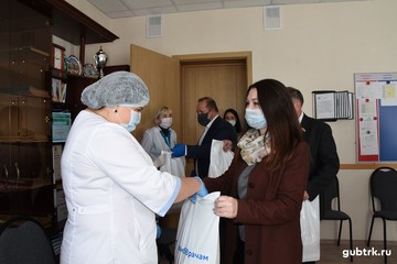 Губкинские единороссы присоединились к благотворительной акции «Спасибо врачам»