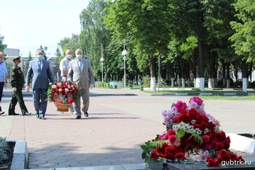 В Губкине в День Памяти и скорби возложили цветы к Вечному Огню