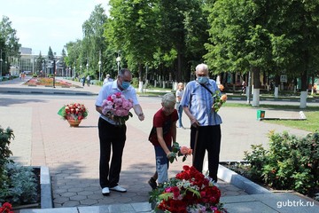 В Губкине в День Памяти и скорби возложили цветы к Вечному Огню