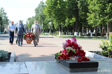 В Губкине в День Памяти и скорби возложили цветы к Вечному Огню