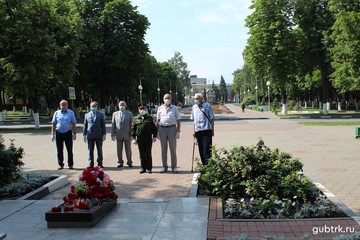 В Губкине в День Памяти и скорби возложили цветы к Вечному Огню