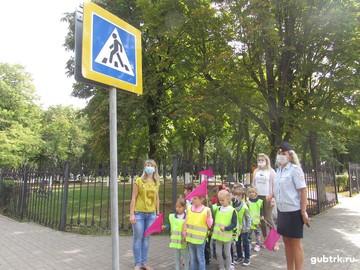 В Губкине, ребята-участники проекта «Шагающий автобус» изучают новые безопасные маршруты, в преддверии начала учебного года