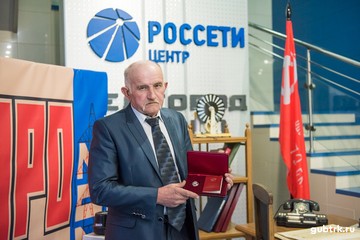 Врио губернатора Белгородской области вручил сотруднику Белгородэнерго государственную награду
