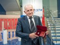 Врио губернатора Белгородской области вручил сотруднику Белгородэнерго государственную награду