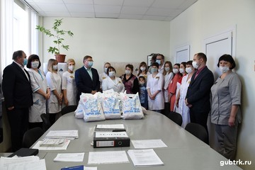 Губкинские работники медучреждений и ветераны Великой Отечественной войны получили новогодние подарки от партии «Единая Россия»
