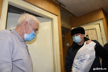 Губкинские работники медучреждений и ветераны Великой Отечественной войны получили новогодние подарки от партии «Единая Россия»