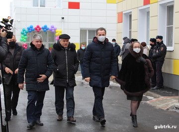 В преддверии праздничных дней 29 декабря с деловым визитом в Губкин приехали врио губернатора Белгородской области Вячеслав Гладков и сенатор от Белгородской области Евгений Савченко