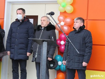 В преддверии праздничных дней 29 декабря с деловым визитом в Губкин приехали врио губернатора Белгородской области Вячеслав Гладков и сенатор от Белгородской области Евгений Савченко