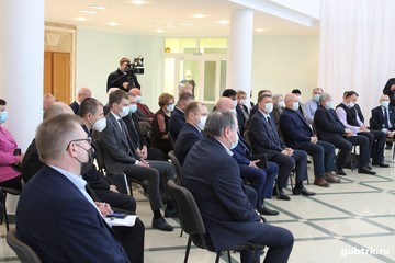 В преддверии праздничных дней 29 декабря с деловым визитом в Губкин приехали врио губернатора Белгородской области Вячеслав Гладков и сенатор от Белгородской области Евгений Савченко