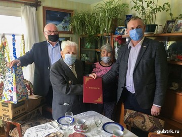На новогодних праздниках белгородские энергетики поздравили с 95-летием ветерана Великой Отечественной войны, ветерана Белгородэнерго Николая Шевцова