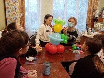 Для троицких ребят провели мастер-класс из воздушных шаров «Клоун»
