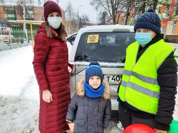 В МБДОУ № 36 «Колокольчик» прошла акция «Наклейка-автокресло»