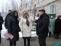 На очередном территориальном обходе Галина Колесникова побеседовала с жильцами многоквартирных домов по улице Лазарева