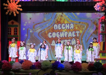 Детские коллективы художественной самодеятельности п. Троицкий организовали концерт «Песня собирает друзей»