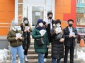 Губкинские волонтёры провели акцию-раздачу открыток «С 8 марта!»
