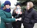Губкинские волонтёры провели акцию-раздачу открыток «С 8 марта!»
