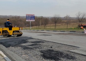 На губкинских дорогах продолжается ямочный ремонт