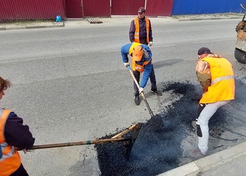 На губкинских дорогах продолжается ямочный ремонт