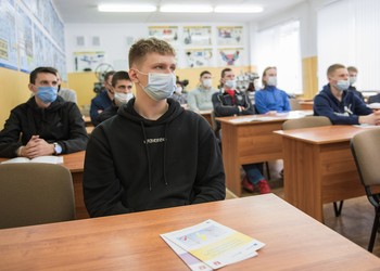 Специалисты Белгородэнерго рассказали курсантам Белгородской автошколы  ДОСААФ России о правилах работы вблизи ЛЭП