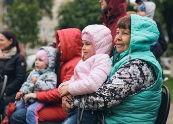 В Международный день защиты детей в городском сквере на улице Лазарева состоялся бесплатный показ спектакля «Красная Шапочка» по мотивам сказки Шарля Перро в исполнении Губкинского театра для детей и молодежи.