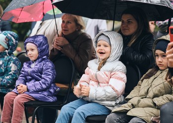 В Международный день защиты детей в городском сквере на улице Лазарева состоялся бесплатный показ спектакля «Красная Шапочка» по мотивам сказки Шарля Перро в исполнении Губкинского театра для детей и молодежи.