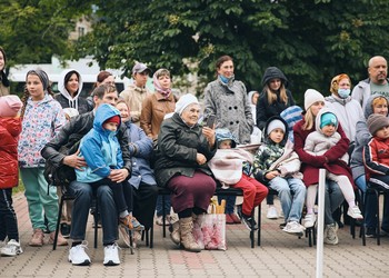 В Международный день защиты детей в городском сквере на улице Лазарева состоялся бесплатный показ спектакля «Красная Шапочка» по мотивам сказки Шарля Перро в исполнении Губкинского театра для детей и молодежи.
