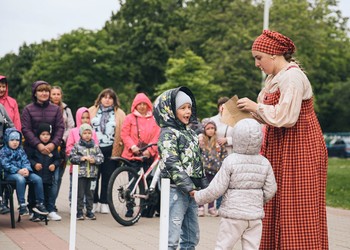 В Международный день защиты детей в городском сквере на улице Лазарева состоялся бесплатный показ спектакля «Красная Шапочка» по мотивам сказки Шарля Перро в исполнении Губкинского театра для детей и молодежи.