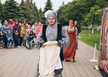 В Международный день защиты детей в городском сквере на улице Лазарева состоялся бесплатный показ спектакля «Красная Шапочка» по мотивам сказки Шарля Перро в исполнении Губкинского театра для детей и молодежи.