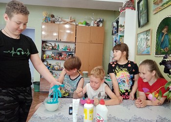 В школе Самоделкиных троицких ребят научили делать слайм-игрушку