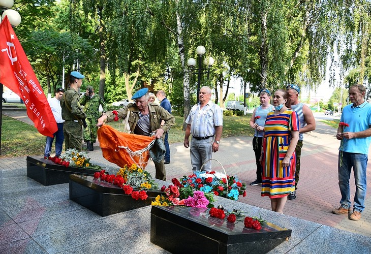 Губкинские власти поздравили сообщество десантников с праздником