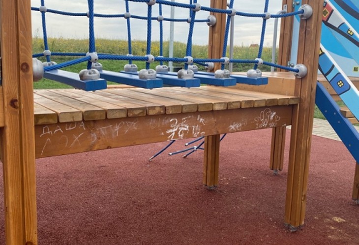 В Губкине участились случаи вандализма на детских площадки
