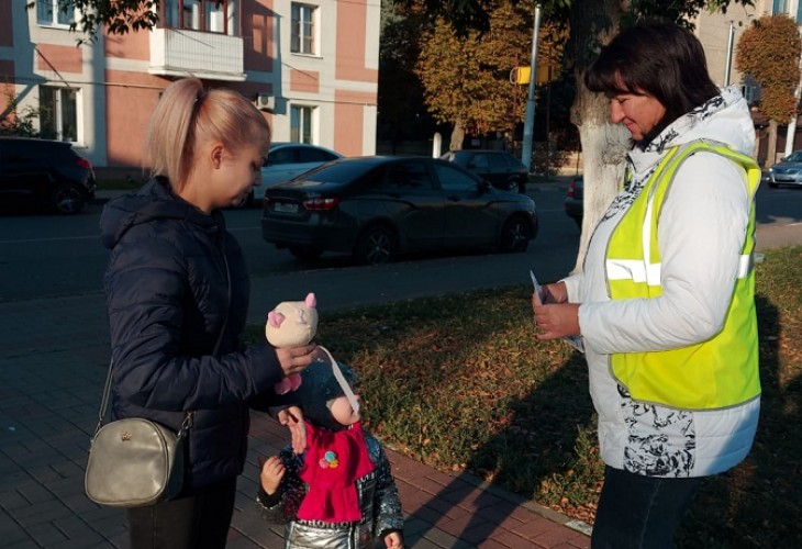 В Губкине «родительский патруль» развернул консультационные площадки вблизи пешеходных переходов