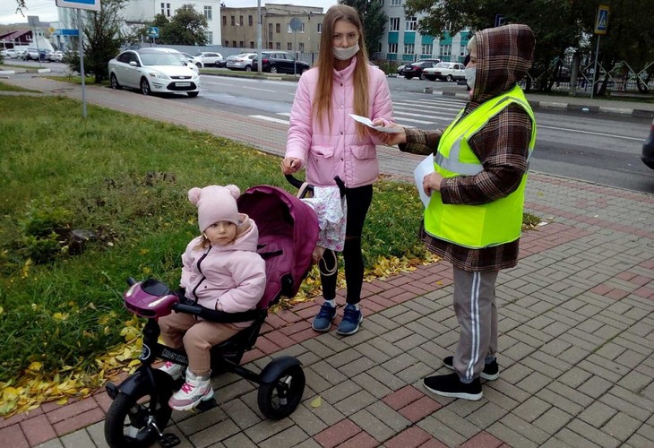 В Губкине «родительский патруль» развернул консультационные площадки вблизи пешеходных переходов