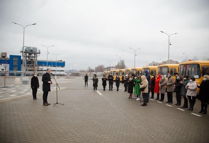 Губернатор вручил ключи от новых автобусов директорам и водителям школ Белгородской области