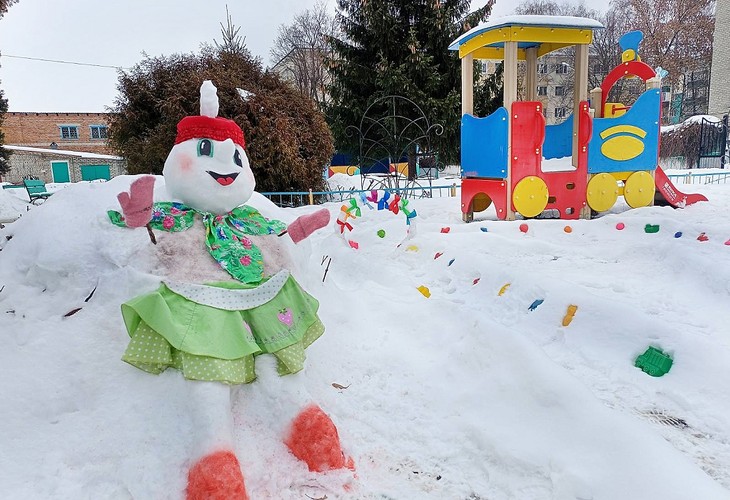 В детских садах Губкина появились снежные крепости и лабиринты