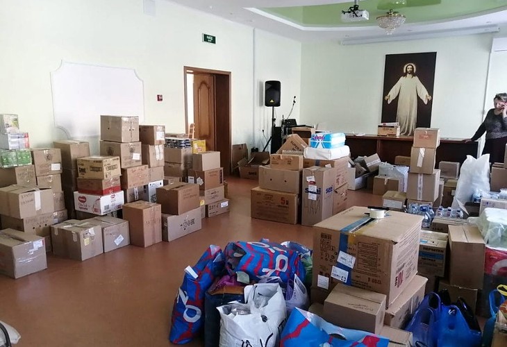 Губкинская епархия передала гуманитарную помощь для нужд беженцев