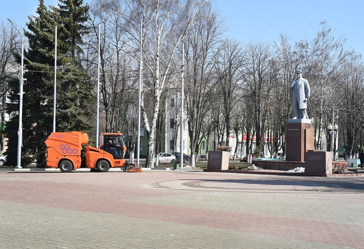 Новая универсальная машина УКМ-2500M приступила к наведению санитарного порядка на улицах Губкина