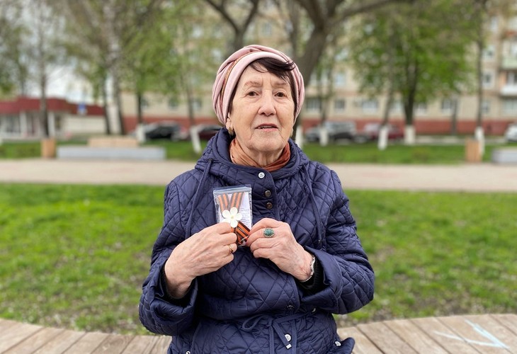«Не смогли остаться в стороне»: рукодельницы Губкина делают броши из Георгиевских лент