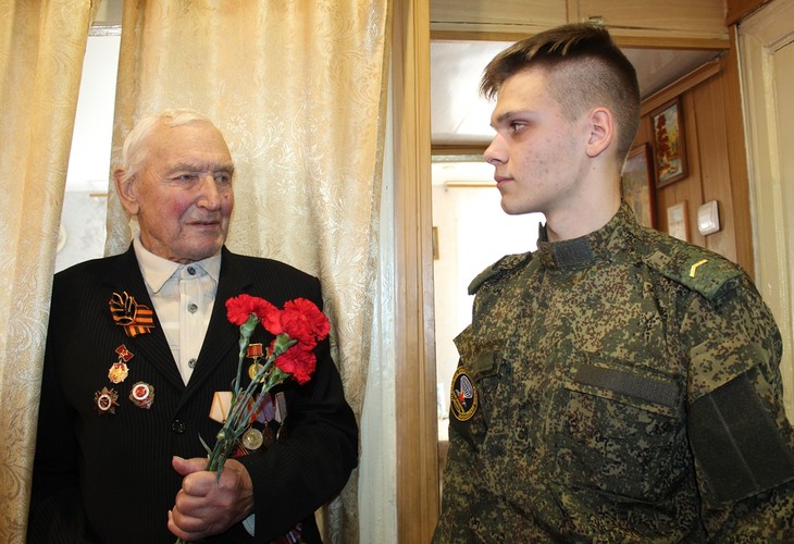 Парад идёт к ветерану: в Губкине прошёл концерт для участника Великой Отечественной войны