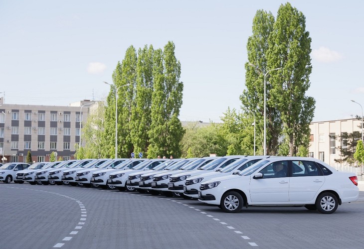 Губкинская ЦРБ получила ключи от двух новых автомобилей