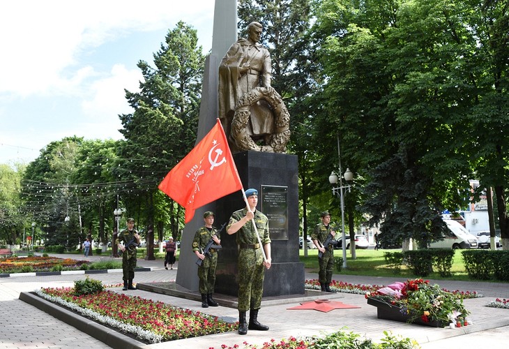 В Губкине прошло торжественное возложение цветов у Вечного огня