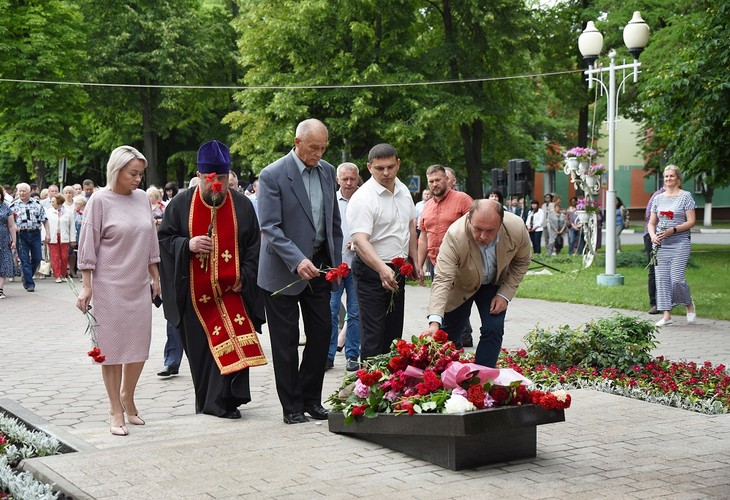 В Губкине прошло торжественное возложение цветов у Вечного огня