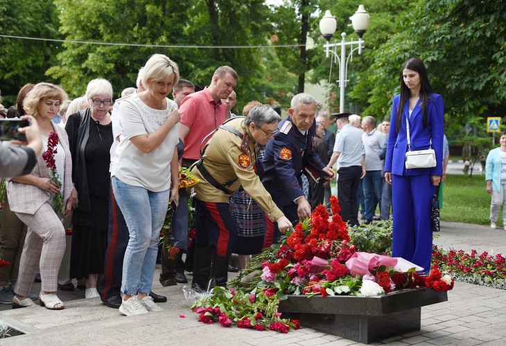 В Губкине прошло торжественное возложение цветов у Вечного огня